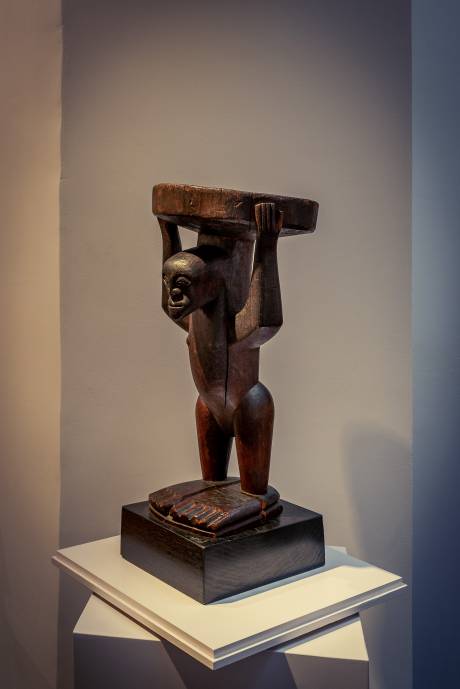 Songye, Tabouret sur cariatide.