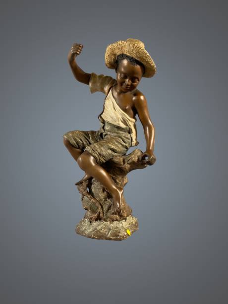 114_Goldscheider (manuf.), Petit pêcheur au chapeau de paille de face