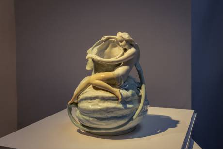 281_Artiste inconnu, Femme colonquinte en porcelaine dure1.jpg