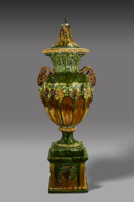 Unknown artist, important jar on foot-shower in glazed ceramic