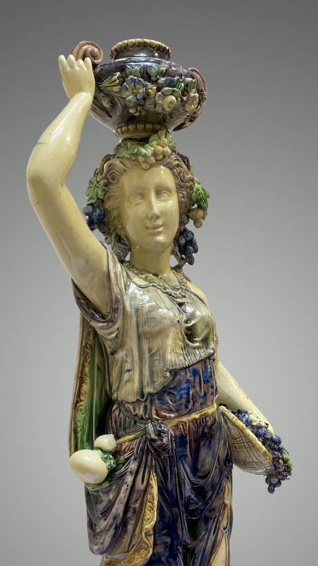 Jeune femme à l'antique, portant coupe sur la tête.