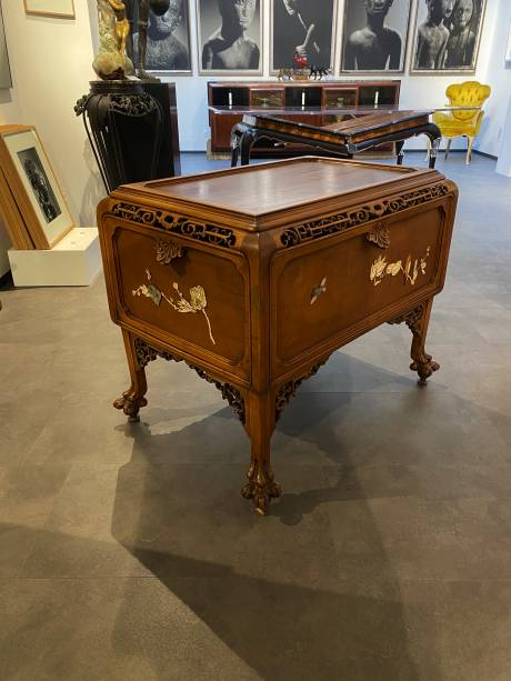 Dans le style de Vierdot, Coffre en bois sculpté