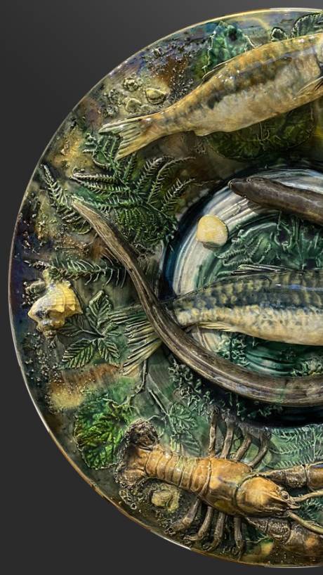 Alfred Renoleau - Plat rond à l’anguille et écrevisse en bas, céramique en barbotine. Alfred Renoleau - Plat rond à l’anguille et écrevisse en bas, céramique en barbotine.