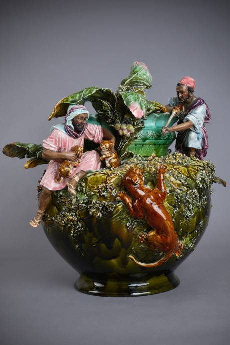 MAJOLICA_Lion hunting scene in ceramic slip