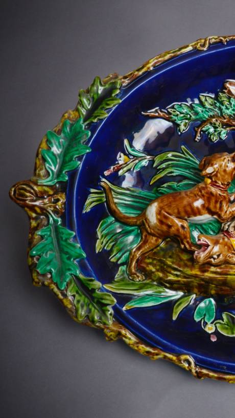 Sarreguemines, grand plat à la scène de chasse au loup en barbotine Sarreguemines, grand plat à la scène de chasse au loup en barbotine