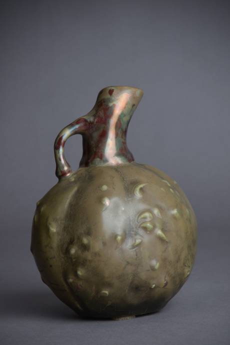 Galerie origines - Arles - Bussière - Small vase representing a chestnut with its stem